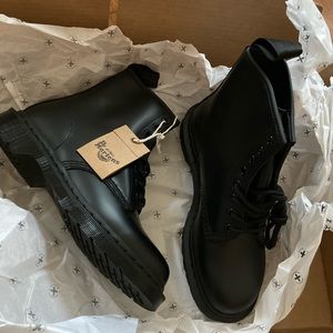 NWT Dr Martens Mono black 1460 boots